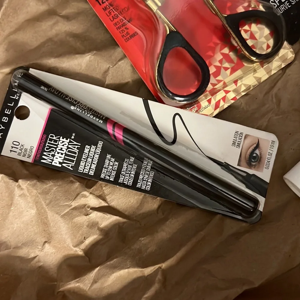 Makeup Bundle - Picture 2 of 5